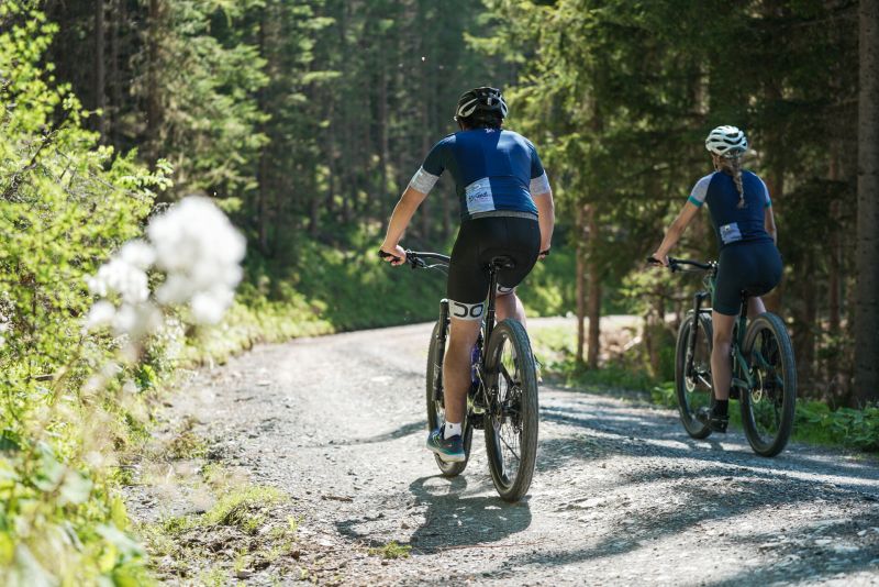 Radfahren im Wald in Zell am See