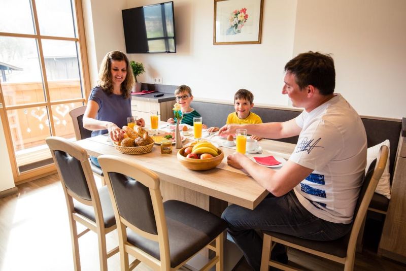 Familie beim Frühstücken